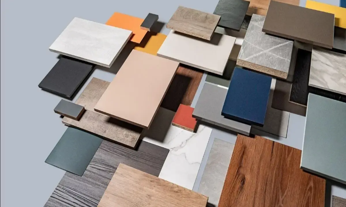 Muestras de melamina que es un material versátil para muebles, con texturas de madera, mármol y colores lisos.
